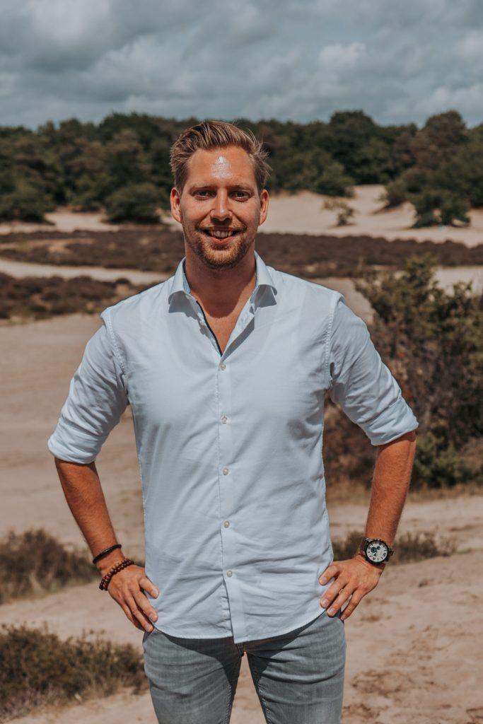 Coach Pieter Oggel op het strand – persoonlijke begeleiding en coaching bij OPcoachingandhealth in Breda