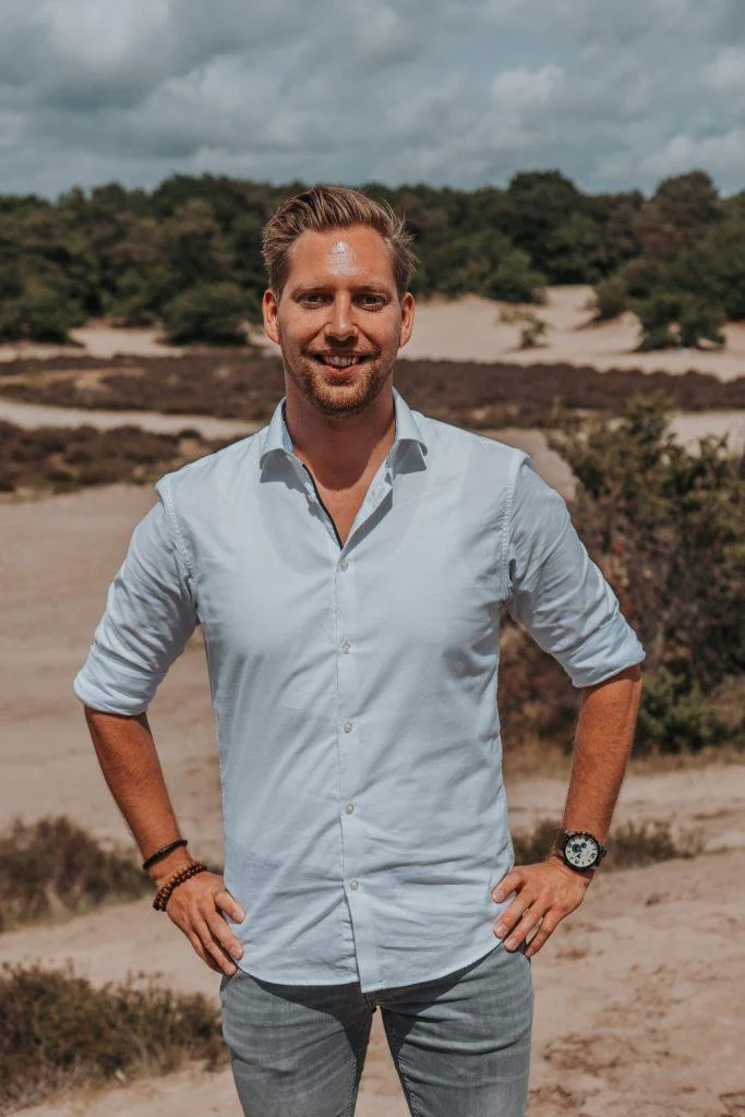 Coach Pieter Oggel op het strand – persoonlijke begeleiding en coaching bij OPcoachingandhealth in Breda