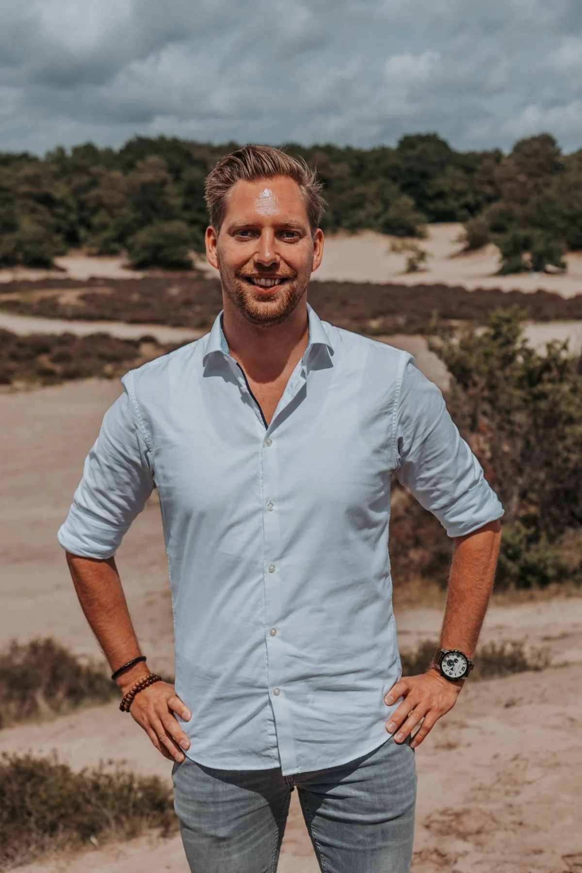 Coach Pieter Oggel op het strand – persoonlijke begeleiding en coaching bij OPcoachingandhealth in Breda