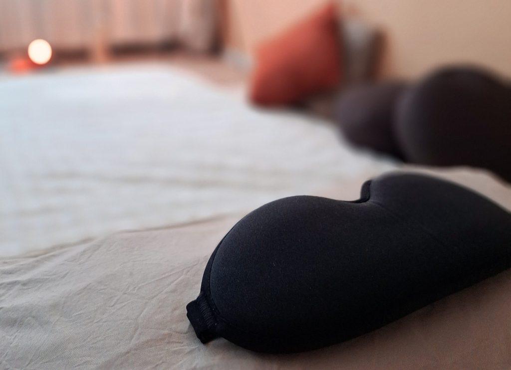 Bed met oogmasker – symbool voor ontspanning en ademwerk bij Trauma Release & Breathwork in Breda