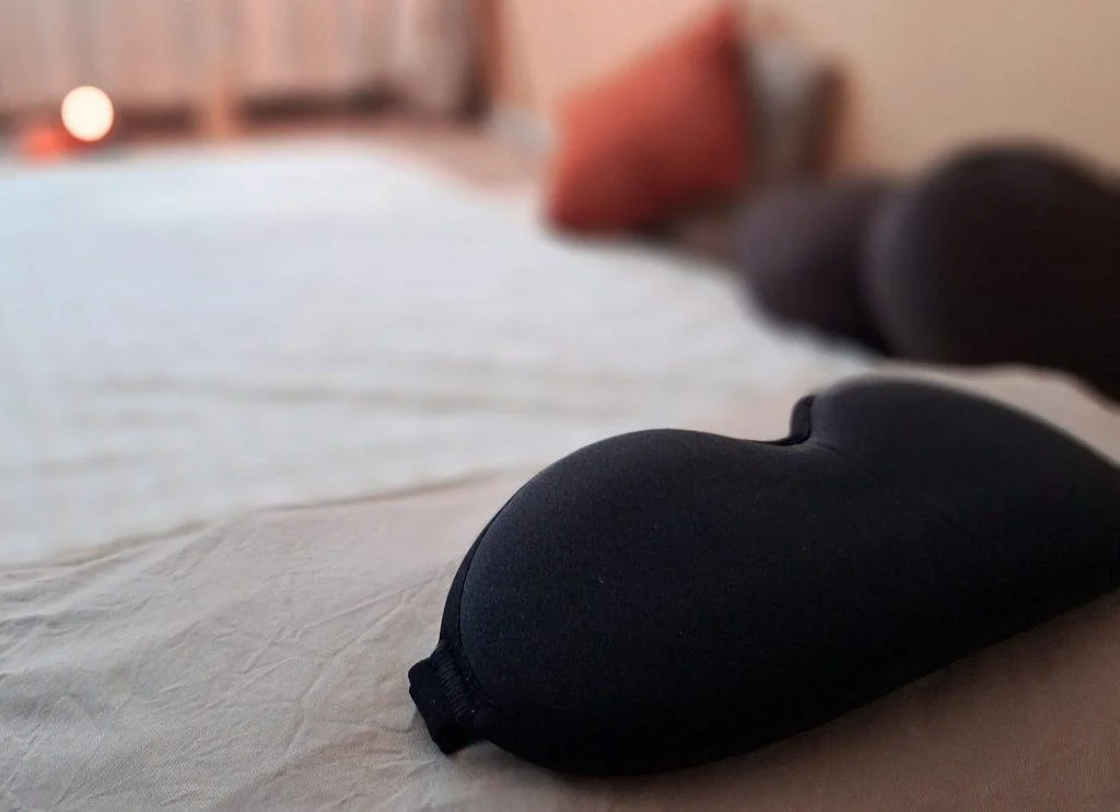 Bed met oogmasker – symbool voor ontspanning en ademwerk bij Trauma Release & Breathwork in Breda