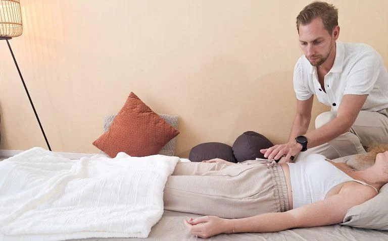 Pieter Oggel begeleidt een cliënt tijdens een Trauma Release & Breathwork sessie – lichaamsgerichte ademtherapie in Breda