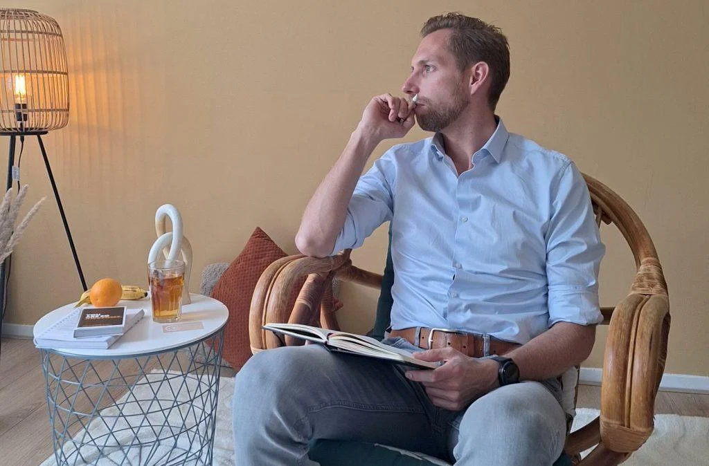 Pieter Oggel tijdens een 1-op-1 coachsessie – persoonlijke coaching en begeleiding bij stress, balans en groei in Breda.