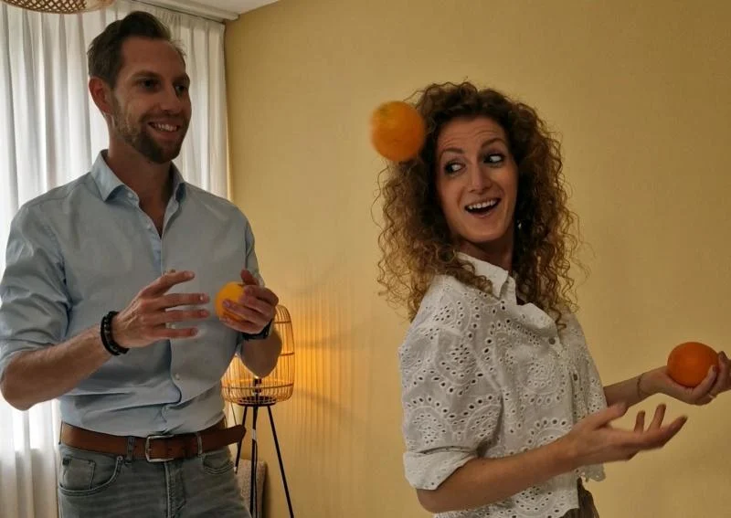 Pieter en Rochelle van OPcoaching & Health lachen samen tijdens een ontspannen moment – symbool voor samenwerking, vertrouwen en herstel in de praktijk in Breda.